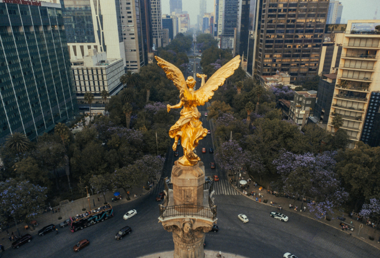 Ángel de la independencia. México en 2126: ¡Así proyecta la Inteligencia Artificial y la ciencia el futuro de nuestras ciudades!