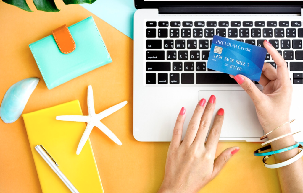 Las tarjetas de crédito ofrecen programas de puntos, meses sin intereses o descuentos exclusivos en agencias de viaje. Vacaciones Ahorro