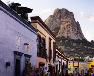 Subir a la peña en abril, con clima templado y cielos despejados, es el ritual perfecto para renovar el espíritu tras las vacaciones.