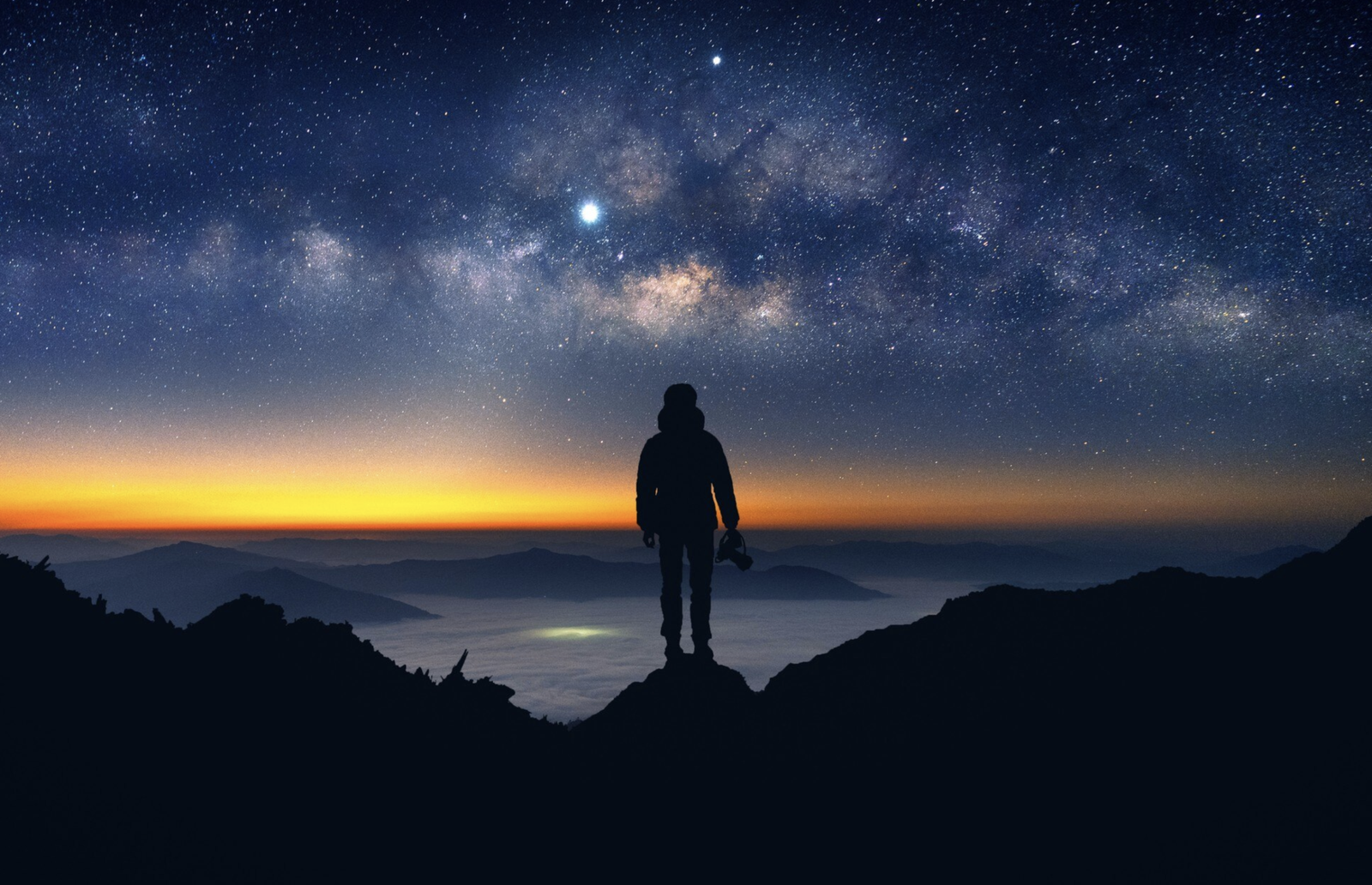 El astroturismo consiste en viajar para observar el cielo nocturno, las estrellas, planetas y fenómenos astronómicos.