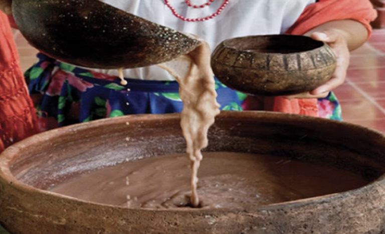 Bebidas prehispánicas mexicanas que siguen vivas: pozol, tascalate, xochistle y chilate. ¡Descubre sus sabores e historia!