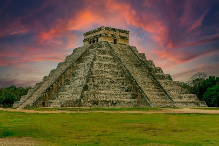 Kukulcán en la pirámide de El Castillo