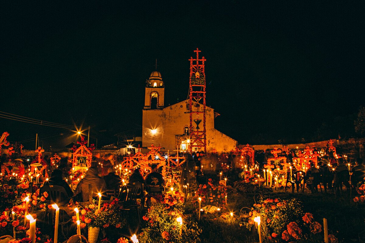 Cuando las luces de las veladoras se reflejan en el Lago de Pátzcuaro, Michoacán recuerda que la verdadera esencia de la Noche de Muertos no está en la ausencia, sino en la memoria que mantiene presentes a quienes amamos.