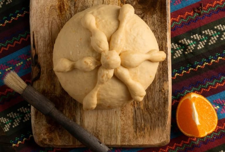 Huesos, lágrimas y azúcar decoran uno de los alimentos más simbólicos de México, una tradición que une memoria, familia y Día de Muertos.