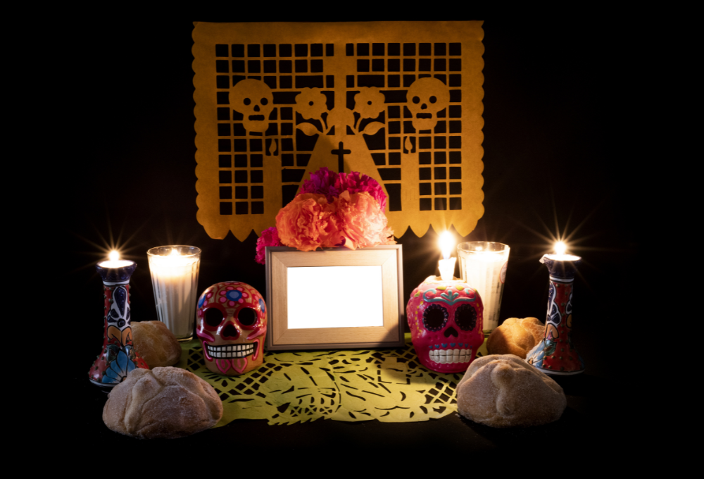 Ofrenda (altar) día de muertos. El simbolismo cultural y espiritual de los escalones en México