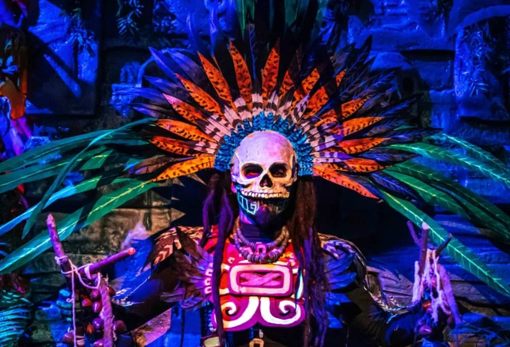 Calaverandia en Guadalajara. Se trata de un parque temático donde puedes sumergirte en nuestras tradiciones mexicanas con experiencias inmersivas llenas de colores y arte.
