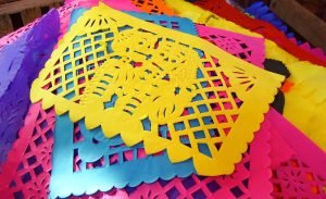 Papel picado: ¿cómo se fabrica el adorno que llena de color las ofrendas de Día de Muertos?