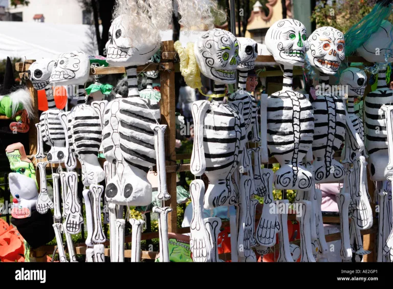 Los esqueletos de papel maché son una de las expresiones más emblemáticas de nuestro arte popular. Descubre su historia, cómo se elaboran y dónde puedes admirar estas obras que dan vida al Día de Muertos.