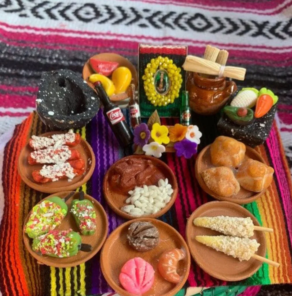Los platos de barro representan una tradición viva que une arte, tierra y memoria. En el Día de Muertos, estas piezas llenan de simbolismo y son una tradición en las ofrendas mexicanas, recordando la conexión entre los vivos y los que ya partieron.
