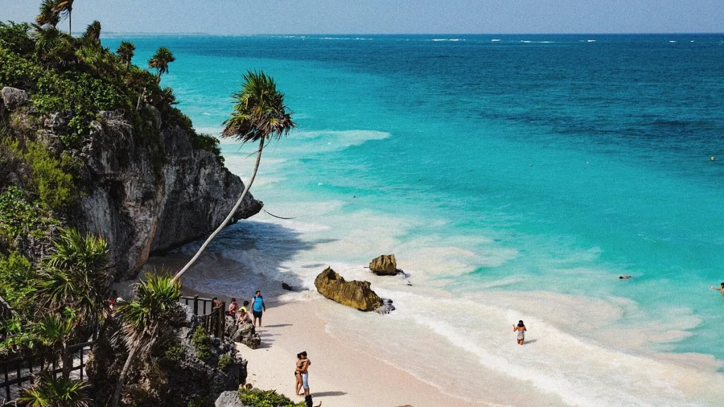 Descubre tres joyas de la Riviera Maya que combinan naturaleza, cultura y lujo. Te contamos qué los hace especiales, cuándo visitarlos, y cómo incluirlos en tu próximo viaje al Caribe mexicano.