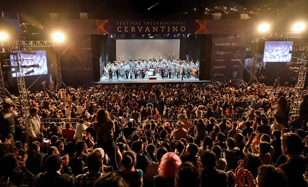 El Festival Internacional Cervantino 2025 vive hoy su momento estelar con una programación que cautiva a los amantes del arte. Descubre los espectáculos imprescindibles del día de hoy. 