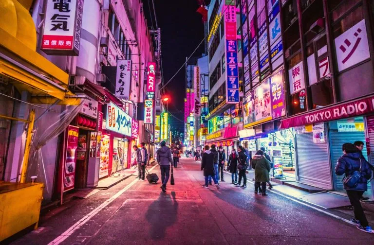 Descubre cómo el fenómeno del set-jetting, en el que las series y películas influyen en las decisiones de viaje, está transformando el turismo internacional. Conoce ejemplos reales y cómo puedes aprovechar esta tendencia.