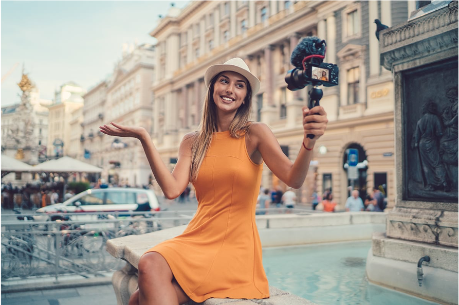 Descubre cómo el fenómeno del set-jetting, en el que las series y películas influyen en las decisiones de viaje, está transformando el turismo internacional. Conoce ejemplos reales y cómo puedes aprovechar esta tendencia.