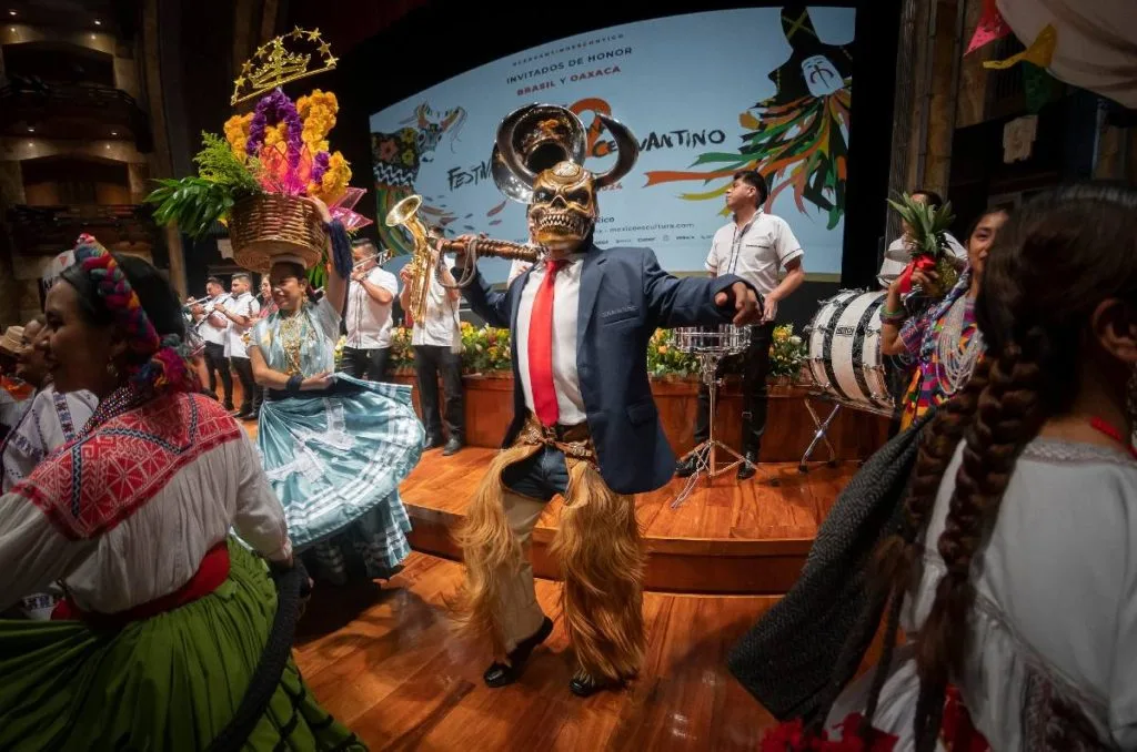 El Festival Internacional Cervantino 2025 vive hoy su momento estelar con una programación que cautiva a los amantes del arte. Descubre los espectáculos imprescindibles del día de hoy. 