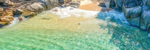 Entre montañas, selva y el azul del Pacífico se esconde Playa Colomitos, la playa más pequeña de México. Si quieres saber más sobre ella, aquí te dejamos los detalles.