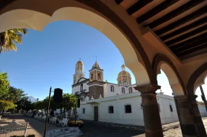 Descubre Comala, un Pueblo Mágico, lleno de encanto, historia y tradición. Entre sus calles y su cercanía al Volcán de Fuego, este destino te hará sentir la esencia más pura de México.