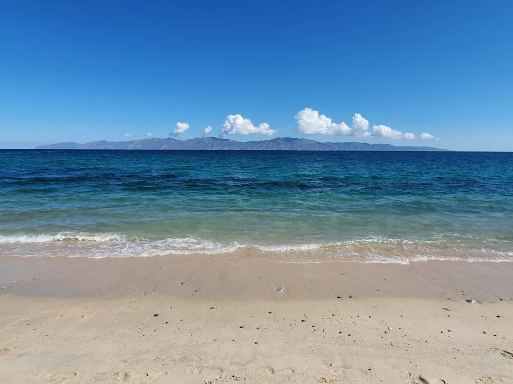 Explora una joya escondida de Baja California Sur que combina la belleza natural del océano con aguas termales únicas.
Descubre qué hace especial a esta playa y por qué debe ser tu próximo destino si amas los viajes inolvidables y experiencias auténticas.