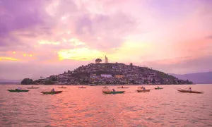 Hospédate frente al Lago de Pátzcuaro y descubre la magia de Michoacán en lugares únicos donde la tranquilidad, el encanto colonial y la hospitalidad purépecha se combinan con vistas inolvidables.