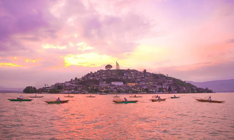 Hospédate frente al Lago de Pátzcuaro y descubre la magia de Michoacán en lugares únicos donde la tranquilidad, el encanto colonial y la hospitalidad purépecha se combinan con vistas inolvidables.