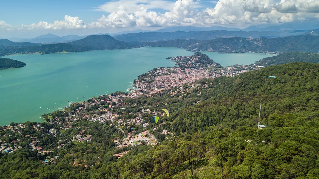 Si buscas escaparte del clima citadino y vivir el encanto invernal cerca de la CDMX, estos tres Pueblos Mágicos son las mejores recomendaciones, según la Inteligencia Artificial (IA).
