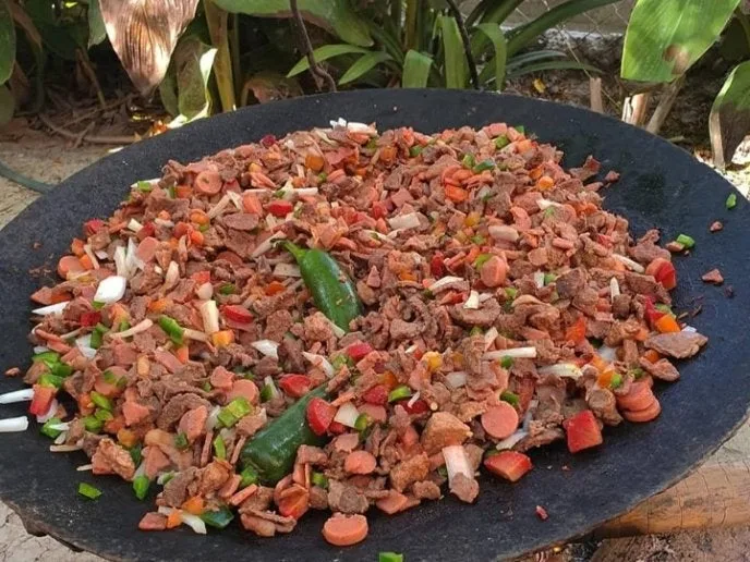 Descubre los sabores auténticos de Chihuahua a través de sus platillos típicos más representativos. Aprende sobre su origen, ingredientes y por qué estos manjares son un imprescindible.