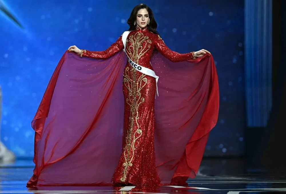 Fátima Bosch Fernández, vestido rojo