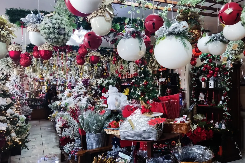 Si buscas adornos de Navidad económicos en la CDMX, esta guía reúne los mejores lugares para comprar esferas, luces, coronas, árboles, inflables y decoración artesanal sin gastar de más.
