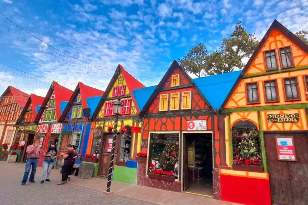 Descubre Tlalpujahua, el pueblo mágico conocido como la "eterna Navidad" de México. Aquí te explicamos por qué recibe este nombre y algunas curiosidades de este lugar.