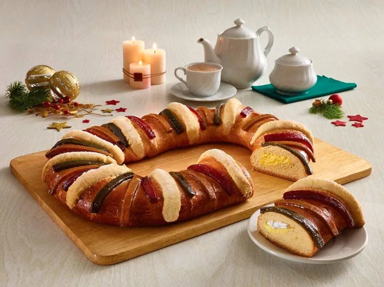 La Rosca de Reyes es un símbolo cargado de historia, fe y convivencia que cada enero reúne a familias y viajeros en México. Aquí te explicamos el origen, el significado de cada uno de sus elementos y cómo esta tradición se ha convertido en una experiencia cultural imperdible.