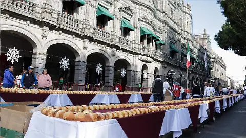 La Rosca de Reyes es un símbolo cargado de historia, fe y convivencia que cada enero reúne a familias y viajeros en México. Aquí te explicamos el origen, el significado de cada uno de sus elementos y cómo esta tradición se ha convertido en una experiencia cultural imperdible.