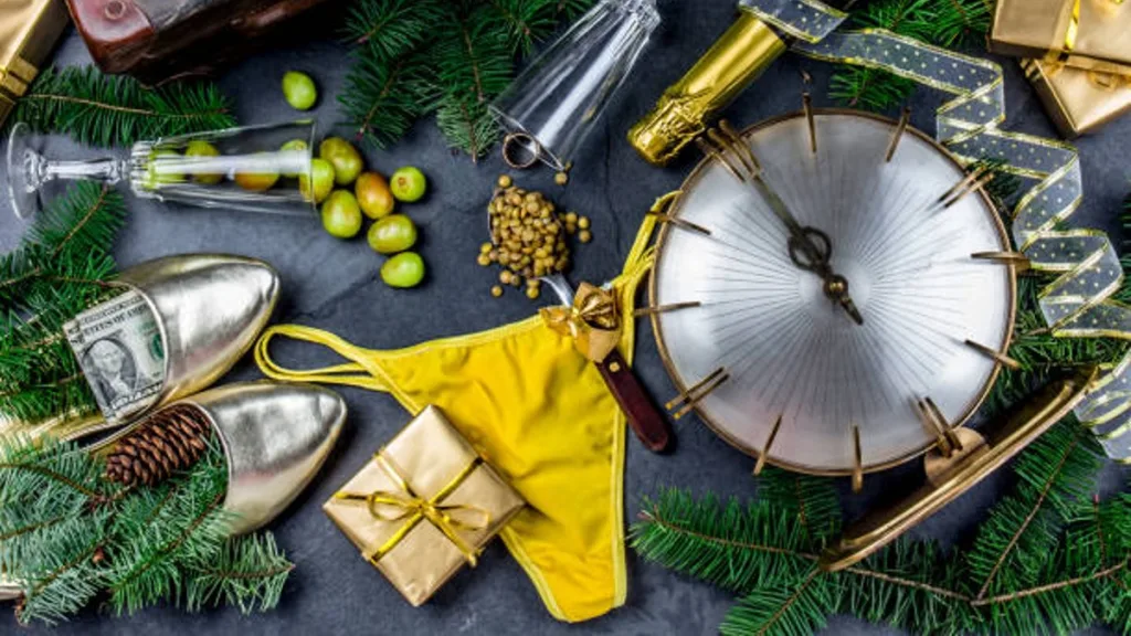 Cada fin de año, millones de personas repiten un ritual tan curioso: elegir el color de los calzones para recibir el Año Nuevo.Aquí te contamos los detalles de esta tradición.