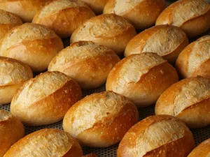 El bolillo es uno de los panes más consumidos en México y parte esencial de su gastronomía. Aquí se explica su origen, cómo llegó a México y por qué se convirtió en un ícono del día a día.