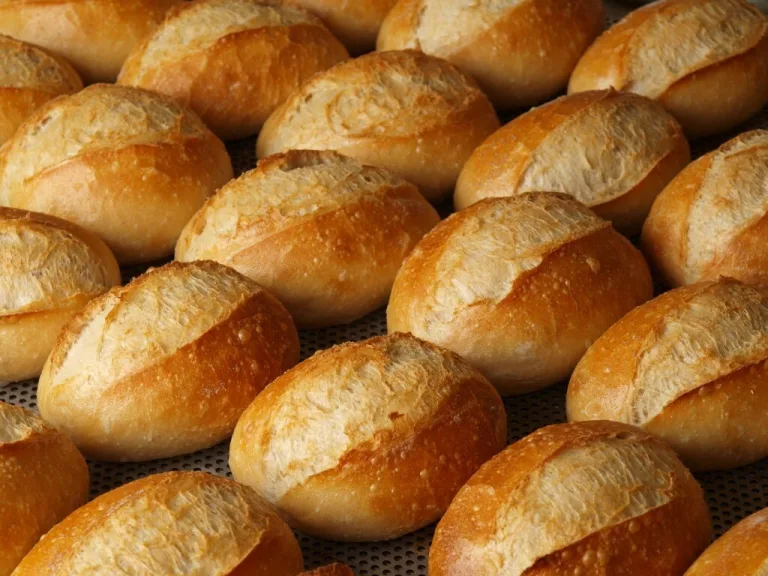 El bolillo es uno de los panes más consumidos en México y parte esencial de su gastronomía. Aquí se explica su origen, cómo llegó a México y por qué se convirtió en un ícono del día a día.