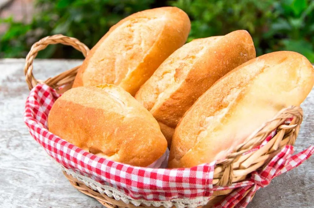 El bolillo es uno de los panes más consumidos en México y parte esencial de su gastronomía. Aquí se explica su origen, cómo llegó a México y por qué se convirtió en un ícono del día a día.