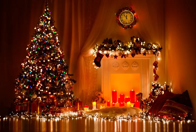 El árbol de Navidad es uno de los símbolos universales de la temporada decembrina. Descubre sus orígenes, su viaje por el mundo y cómo se transformó en una pieza esencial en estas fiestas decembrinas. .