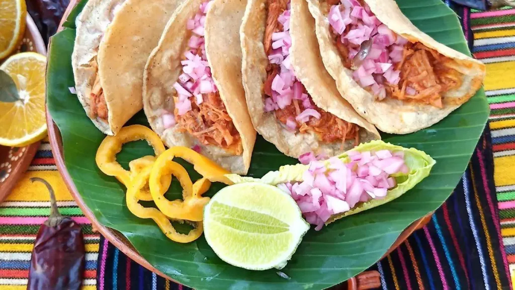 En México, el limón es identidad, tradición y sabor. Descubre por qué le ponemos limón prácticamente a todo, qué dicen los especialistas sobre esta costumbre y cómo esta práctica refleja la forma en que los mexicanos vivimos.