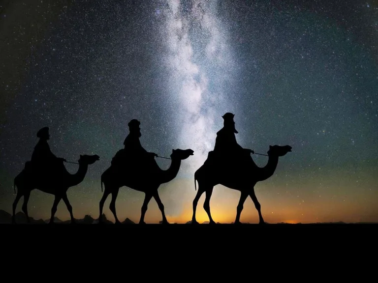 Los tres regalos entregados al Niño Jesús —oro, incienso y mirra— tienen un profundo significado espiritual y cultural. Descubre qué representa cada uno y por qué siguen siendo parte esencial de la historia del nacimiento más conocido del mundo.
