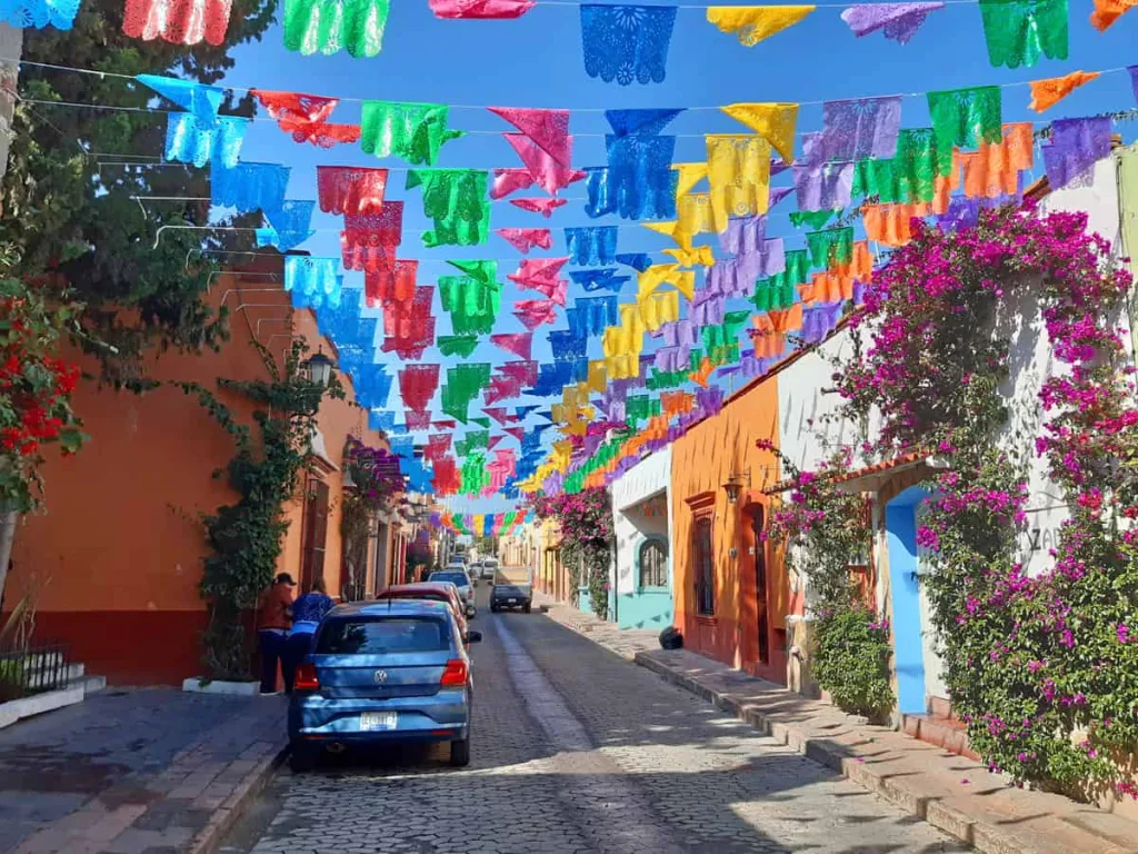 A solo unas horas de la Ciudad de México, Tequisquiapan, destaca por su gastronomía, cultura vinícola y experiencias ecoturísticas, convirtiéndose en un destino imperdible durante diciembre. Descubre qué lo hace especial, qué actividades puedes vivir, cómo llegar y por qué es ideal para planea tu escapada de fin de año.