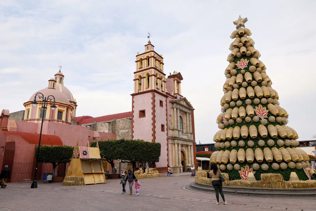 A solo unas horas de la Ciudad de México, Tequisquiapan, destaca por su gastronomía, cultura vinícola y experiencias ecoturísticas, convirtiéndose en un destino imperdible durante diciembre. Descubre qué lo hace especial, qué actividades puedes vivir, cómo llegar y por qué es ideal para planea tu escapada de fin de año.