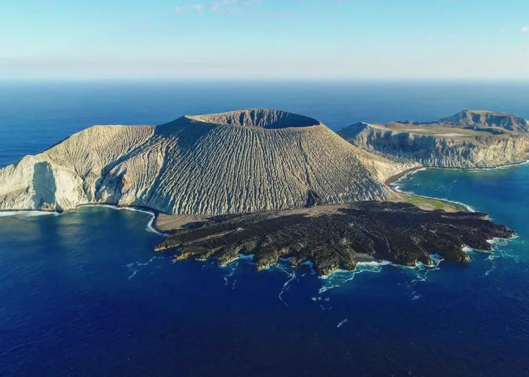 El Volcán Bárcena es uno de los fenómenos geológicos más impresionantes de México. Descubre dónde se encuentra, cómo nació, por qué es único y qué lo convierte en un destino mítico del turismo científico y de exploración en México.