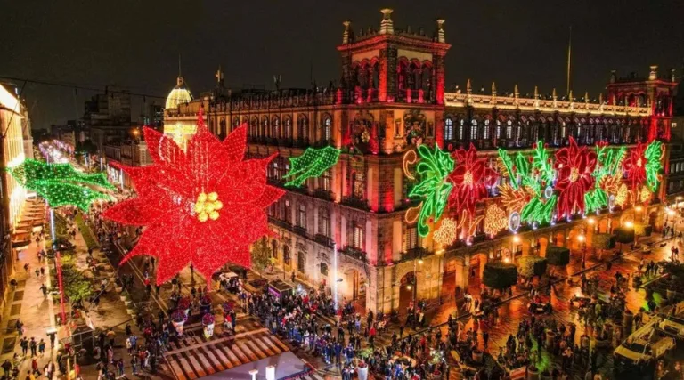 El tradicional alumbrado navideño 2025 en el Zócalo de la Ciudad de México marca el inicio de la temporada más brillante del año. Descubre cómo fue el espectáculo, qué ver, cuándo visitarlo y por qué se volvió un plan imperdible para locales y viajeros.
