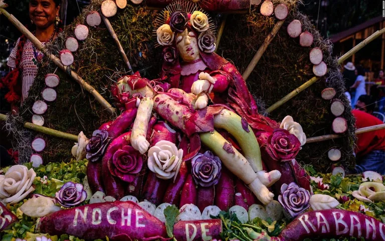 La Noche de Rábanos en Oaxaca es una de las celebraciones decembrinas más originales de México. Si buscas una experiencia única, cultural y llena de creatividad, esta es una parada obligada en diciembre.