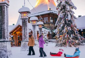 Rovaniemi se ubica en el norte de Finlandia, en la región de Laponia, justo sobre el Círculo Polar Ártico.