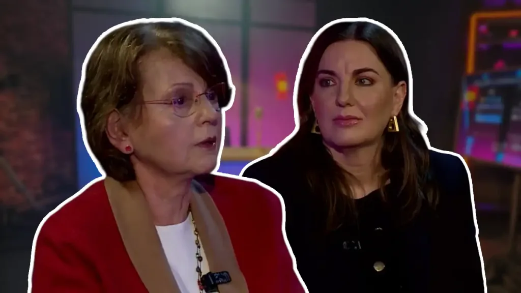 Dos mujeres en un escenario iluminado.