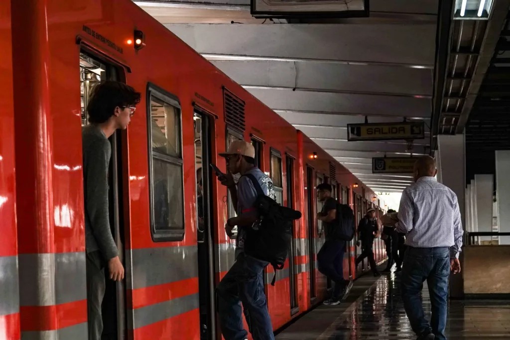 El Metro de la Ciudad de México anunció horarios especiales de operación durante las fiestas decembrinas. Aquí te explicamos cómo operará el sistema