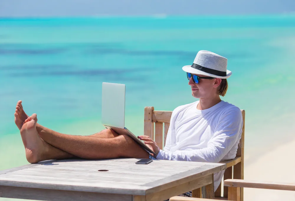 Nómadas Digitales en México. Hombre en playa trabajando