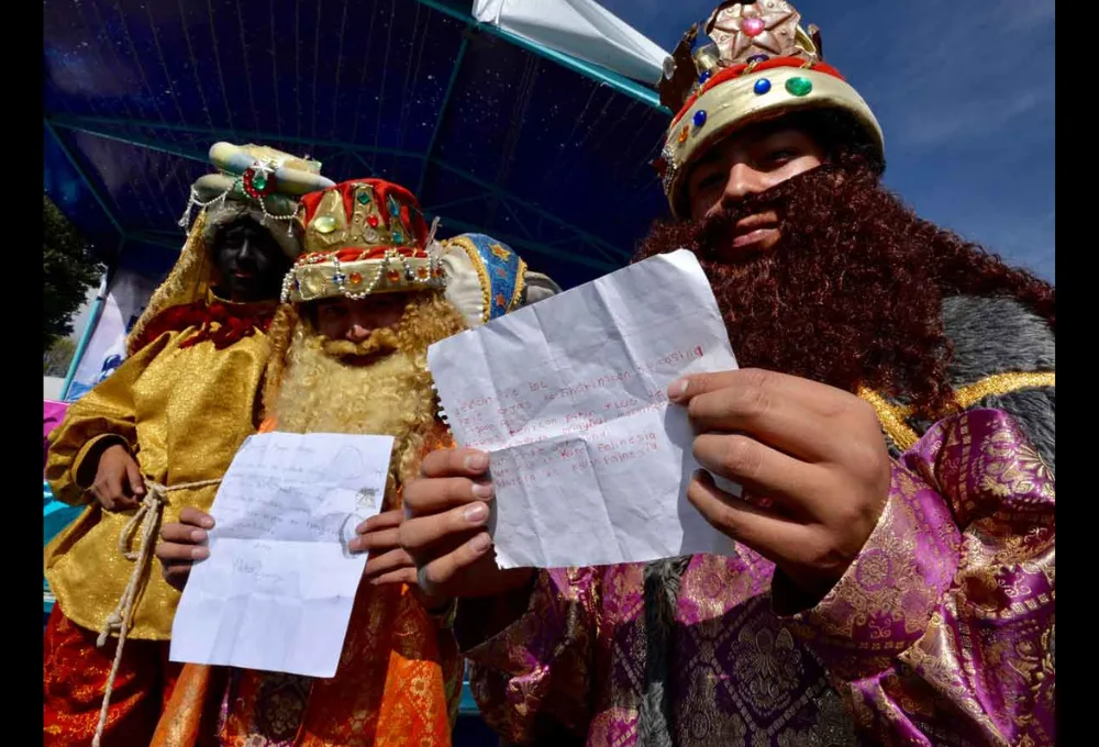 Reyes Magos con cartitas en las manos