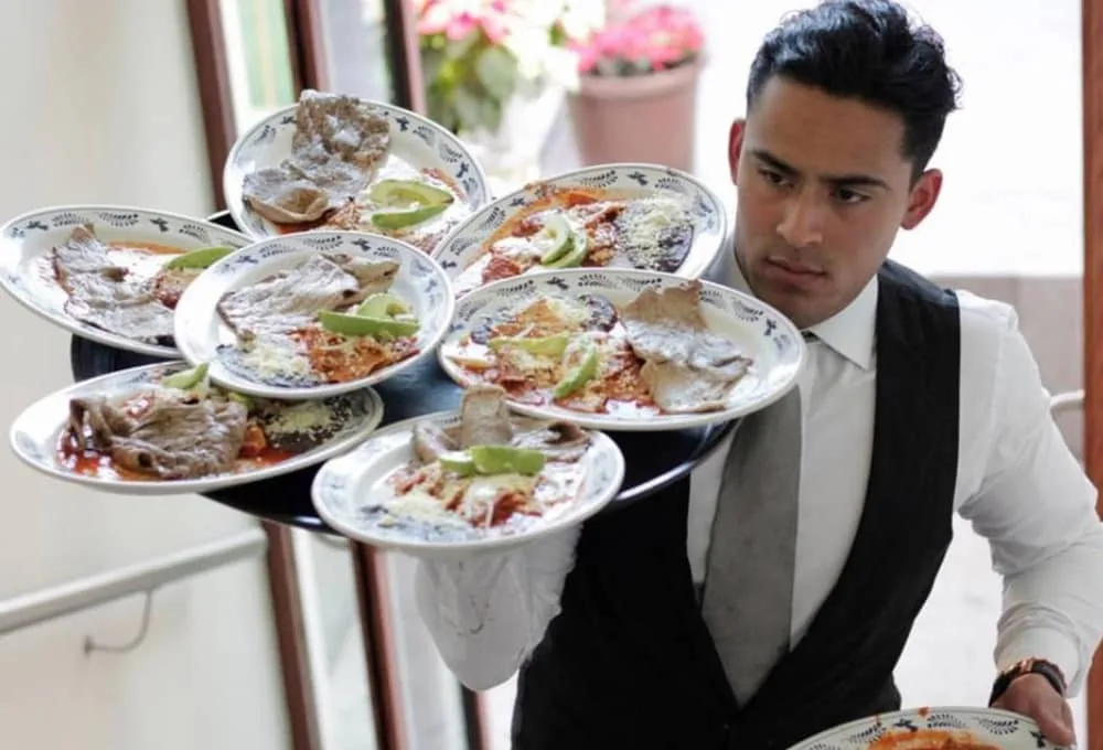 Restauranteros serán capacitados con el idioma inglés para un mejor servicio a los turistas durante el Mundial de Fútbol 2026.