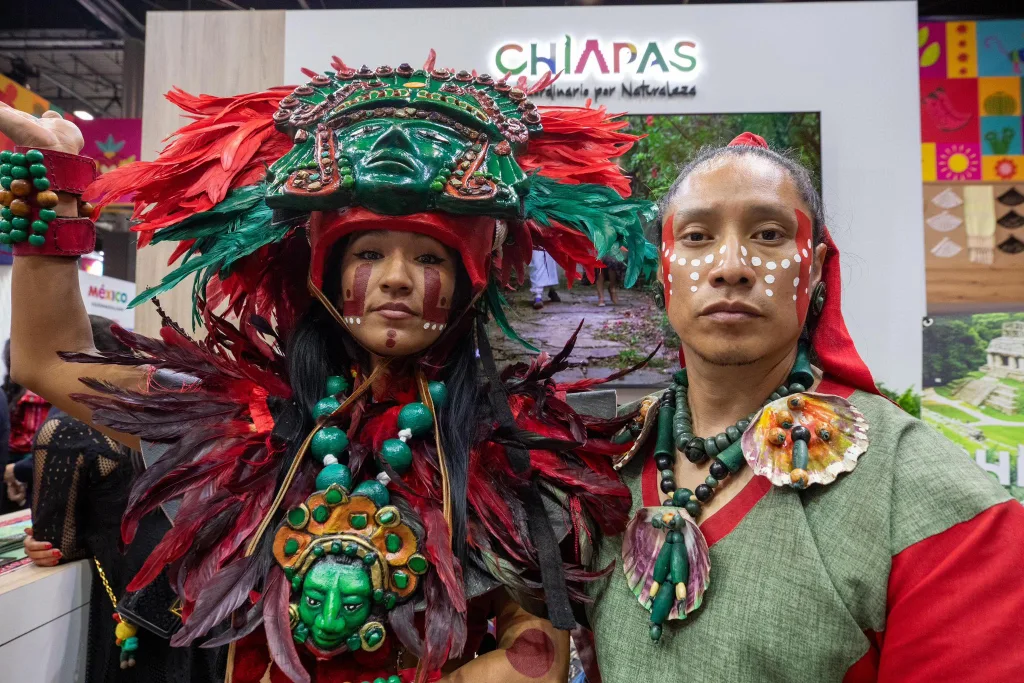 Conoce cómo México destacó en el segundo día de FITUR 2026, con una agenda enfocada en la diversidad cultural, el turismo comunitario y la presencia de pueblos originarios como embajadores turísticos, estrategias de promoción y objetivos globales en la feria más importante del turismo internacional.