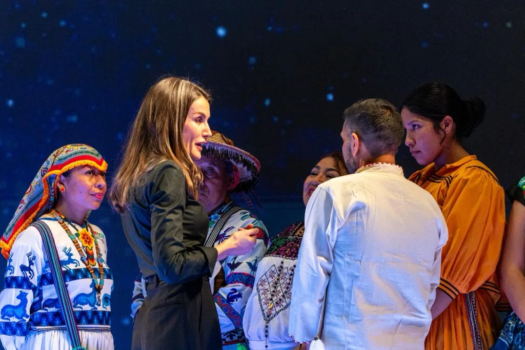Conoce cómo México destacó en el segundo día de FITUR 2026, con una agenda enfocada en la diversidad cultural, el turismo comunitario y la presencia de pueblos originarios como embajadores turísticos, estrategias de promoción y objetivos globales en la feria más importante del turismo internacional.